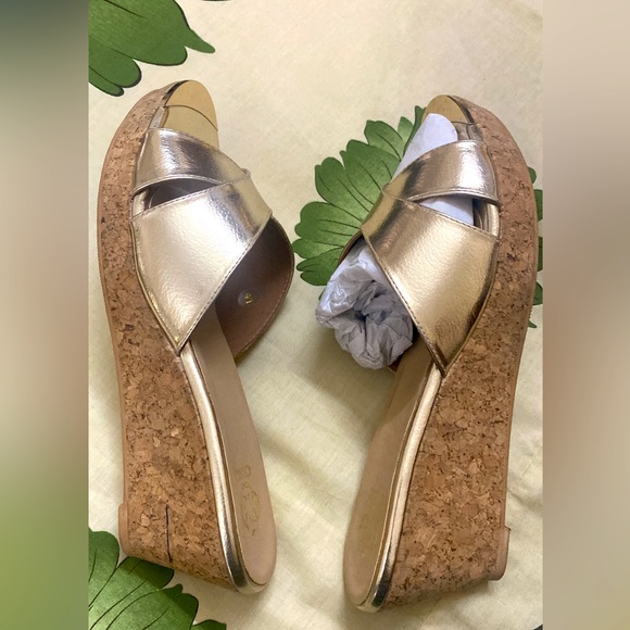 ❌SOLD❌BRAND NEW WEDGES WITH MATT GOLD CROSS OVER STRAP IN SIZE 41!! - Picture 3 of 3